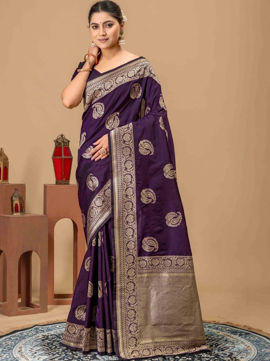 UMANTA Floral Zari Silk Blend Banarasi Saree thumbnail 3