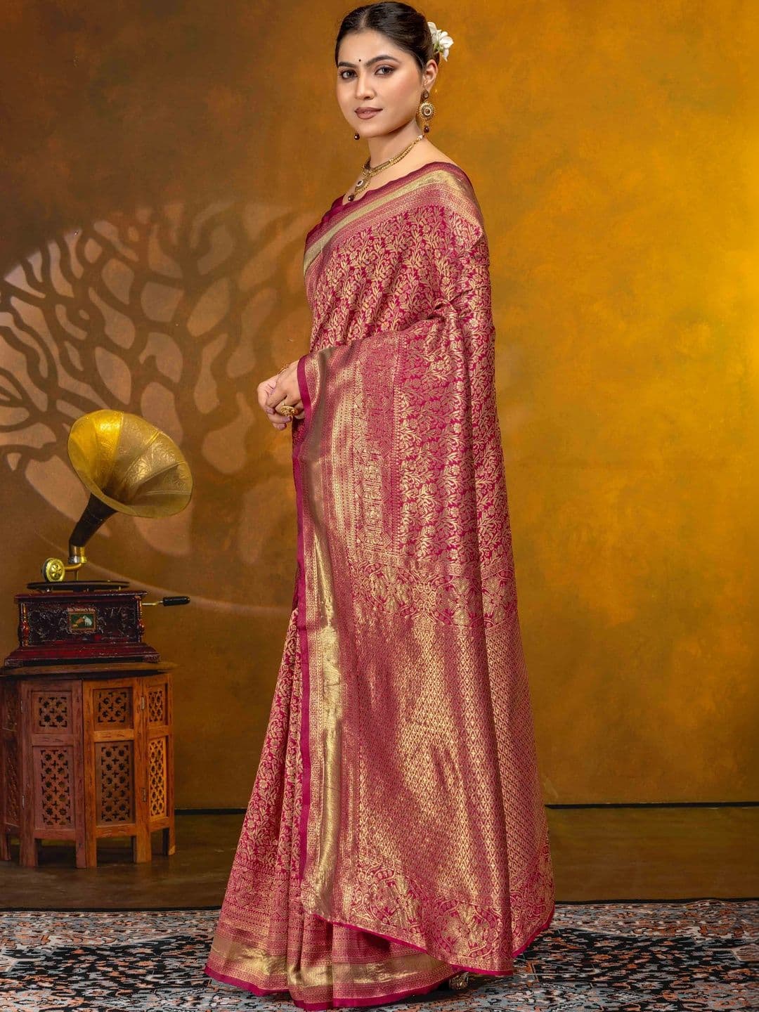 UMANTA Woven Design Zari Silk Blend Banarasi Saree thumbnail 2