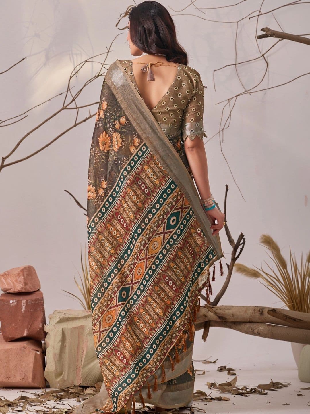 DIVASTRI Floral Linen Blend Designer Saree thumbnail 4