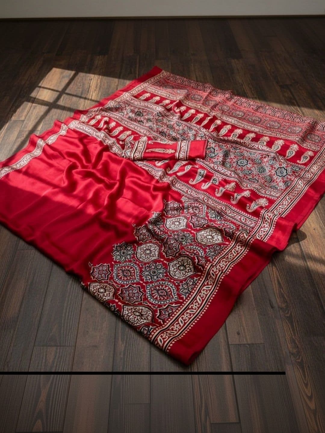 NARIVESH TRENDS Paisley Art Silk Saree thumbnail 5