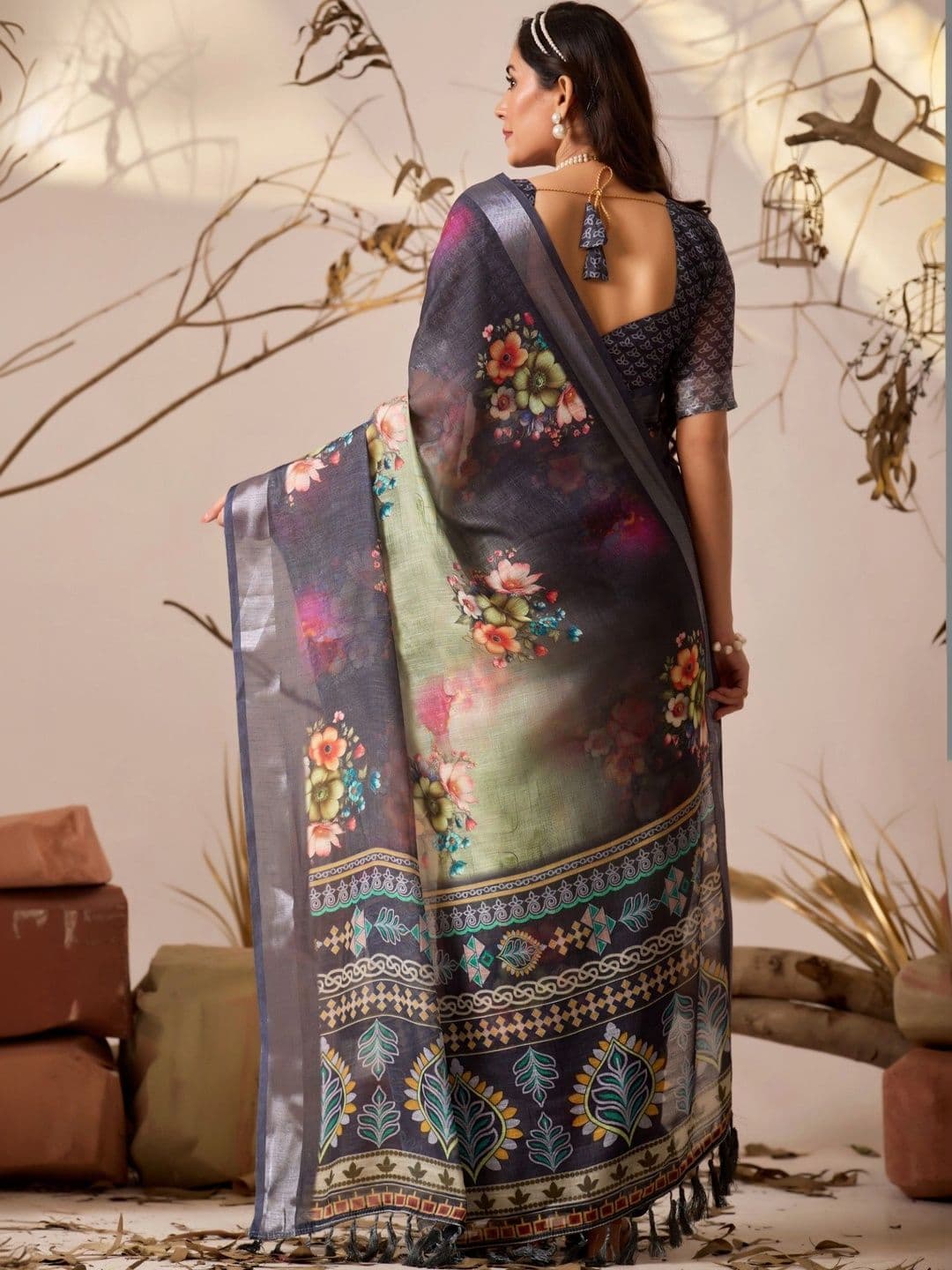 DIVASTRI Floral Zari Linen Blend Designer Patola Saree thumbnail 2