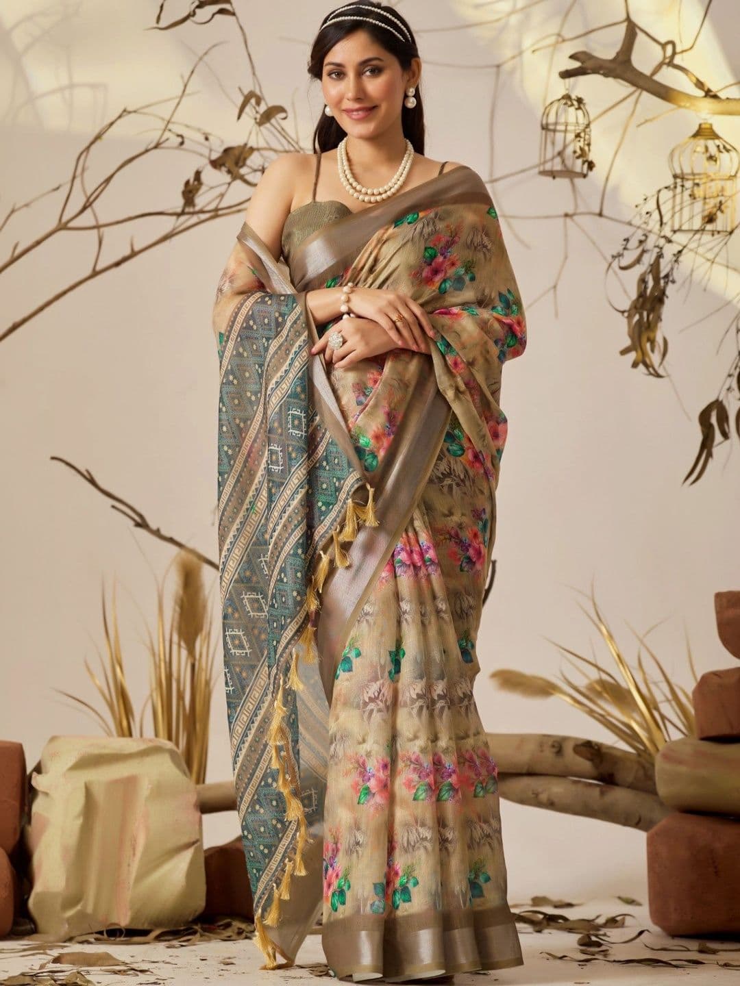 DIVASTRI Floral Zari Linen Blend Designer Saree thumbnail 2