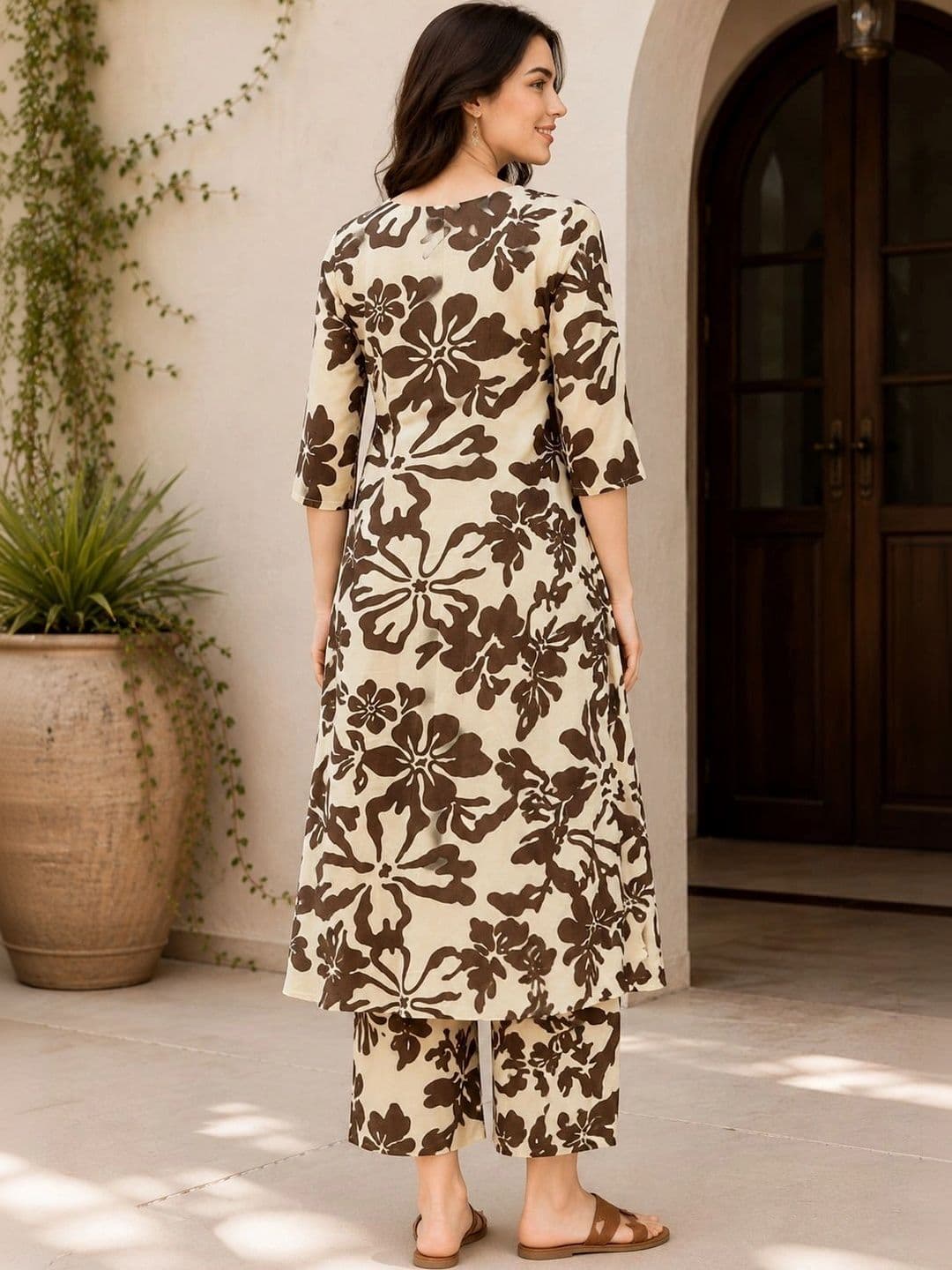 NEW ETHNIC 4 YOU Women Floral Printed Regular Kurta with Palazzos thumbnail 2