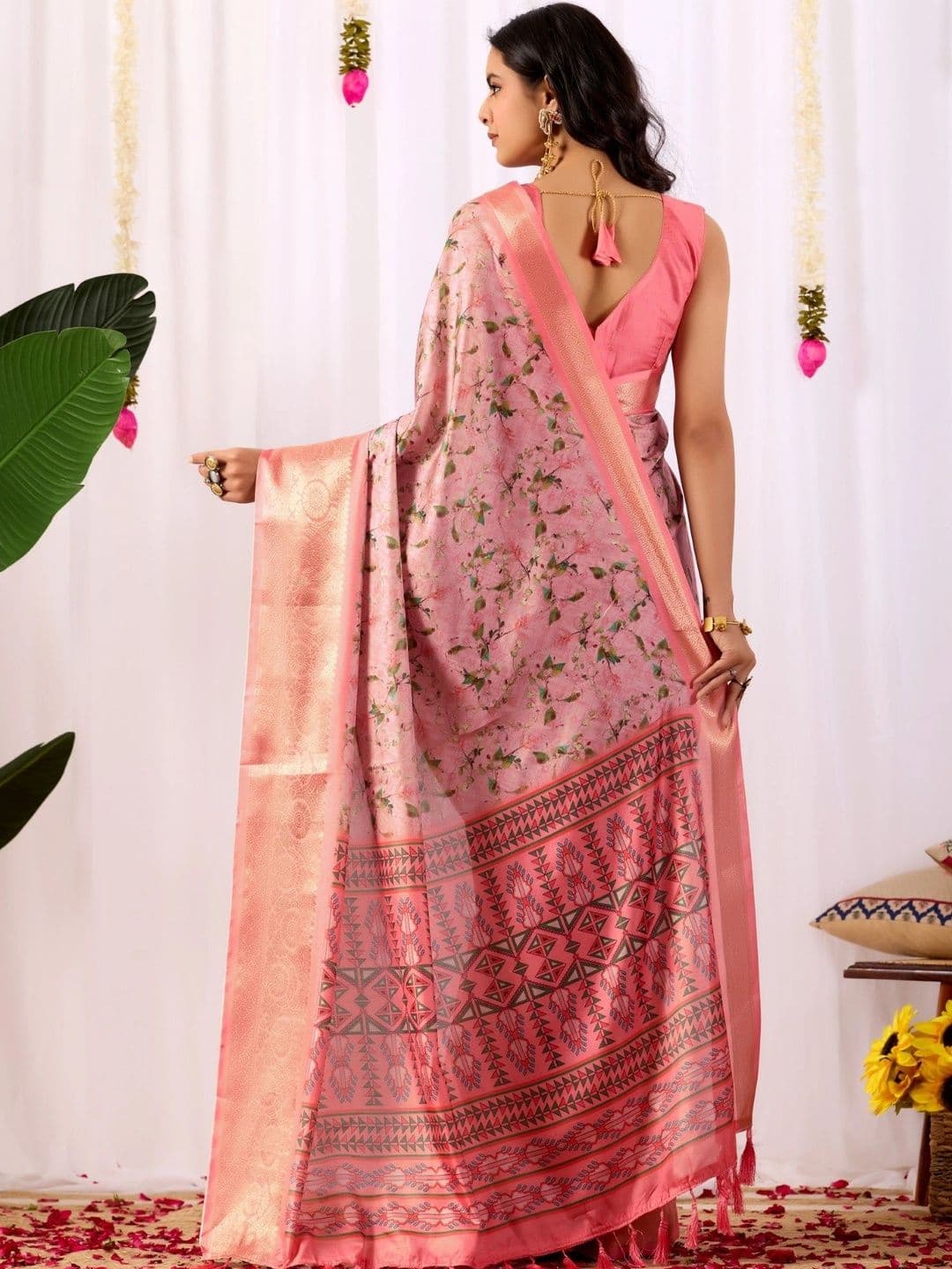 DIVASTRI Floral Zari Silk Blend Designer Saree thumbnail 7