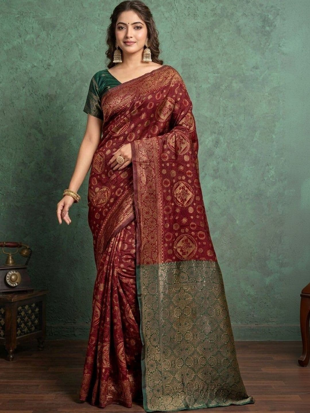UMANTA Floral Zari Silk Blend Banarasi Saree - view 1