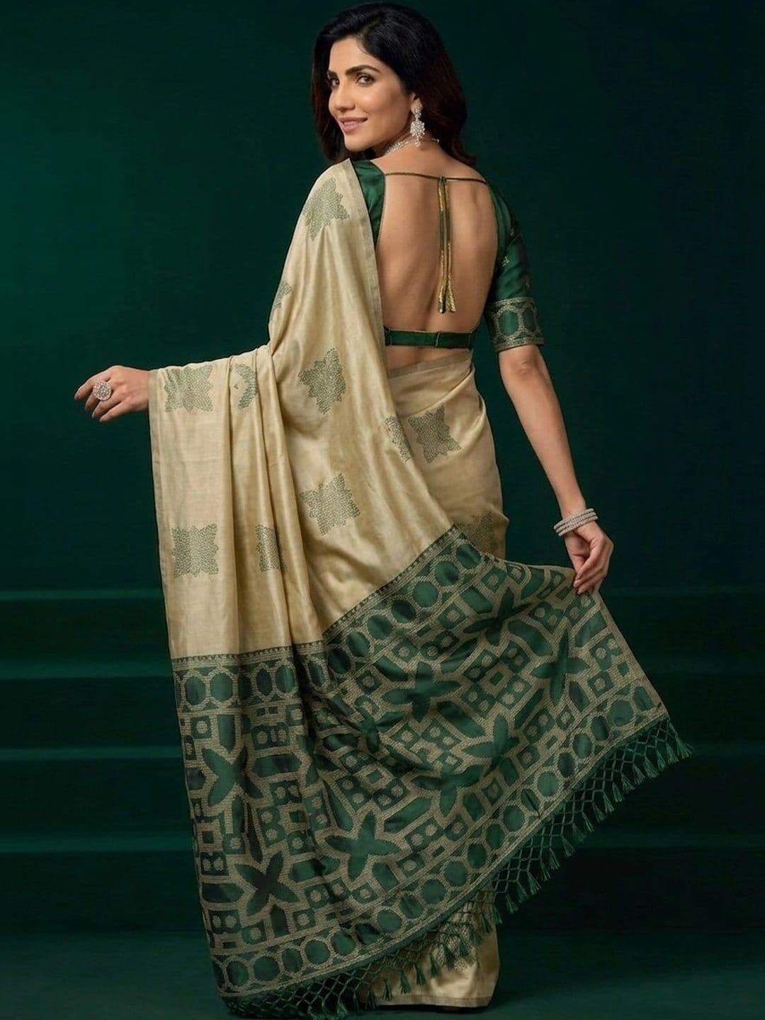 UMANTA Woven Design Zari Silk Blend Banarasi Saree thumbnail 2