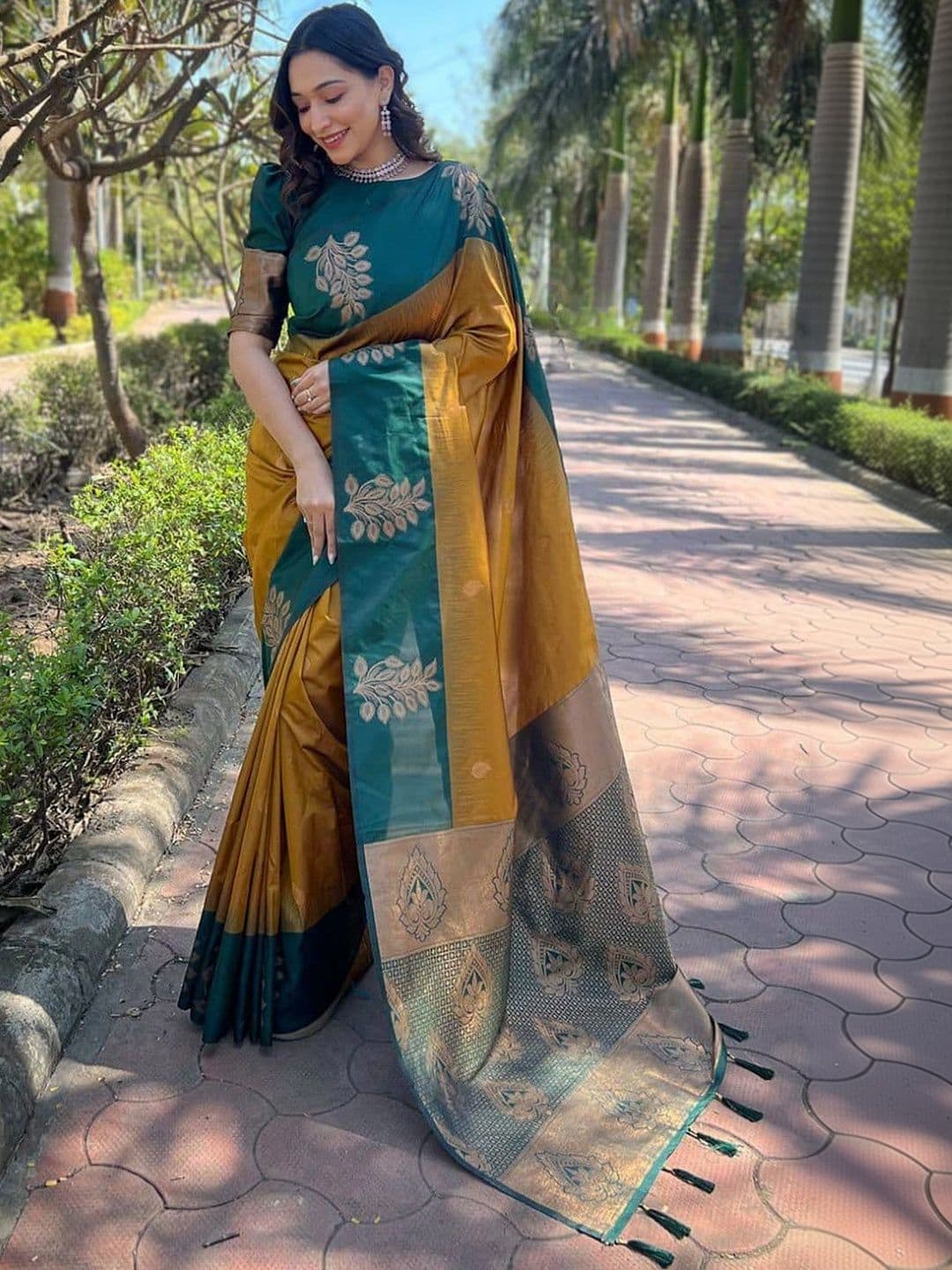 NARIVESH TRENDS Woven Design Zari Silk Cotton Saree - view 1