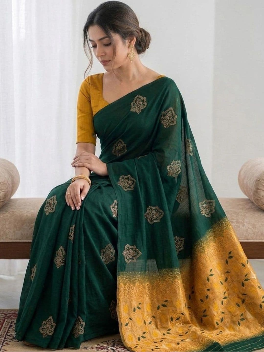 UMANTA Woven Design Zari Silk Blend Banarasi Saree thumbnail 4