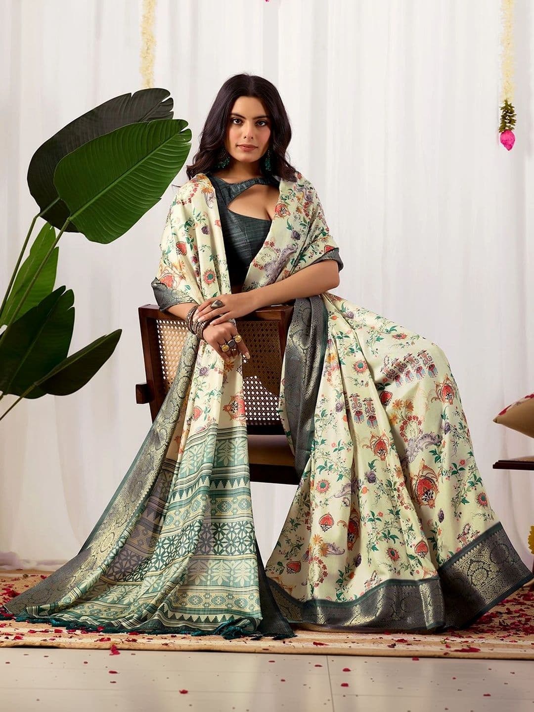 Mitera Floral Zari Silk Blend Designer Saree thumbnail 4