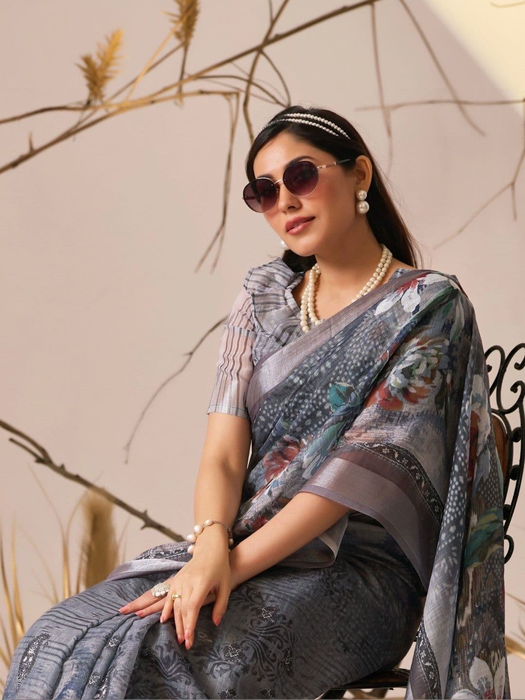DIVASTRI Floral Zari Linen Blend Designer Patola Saree thumbnail 3