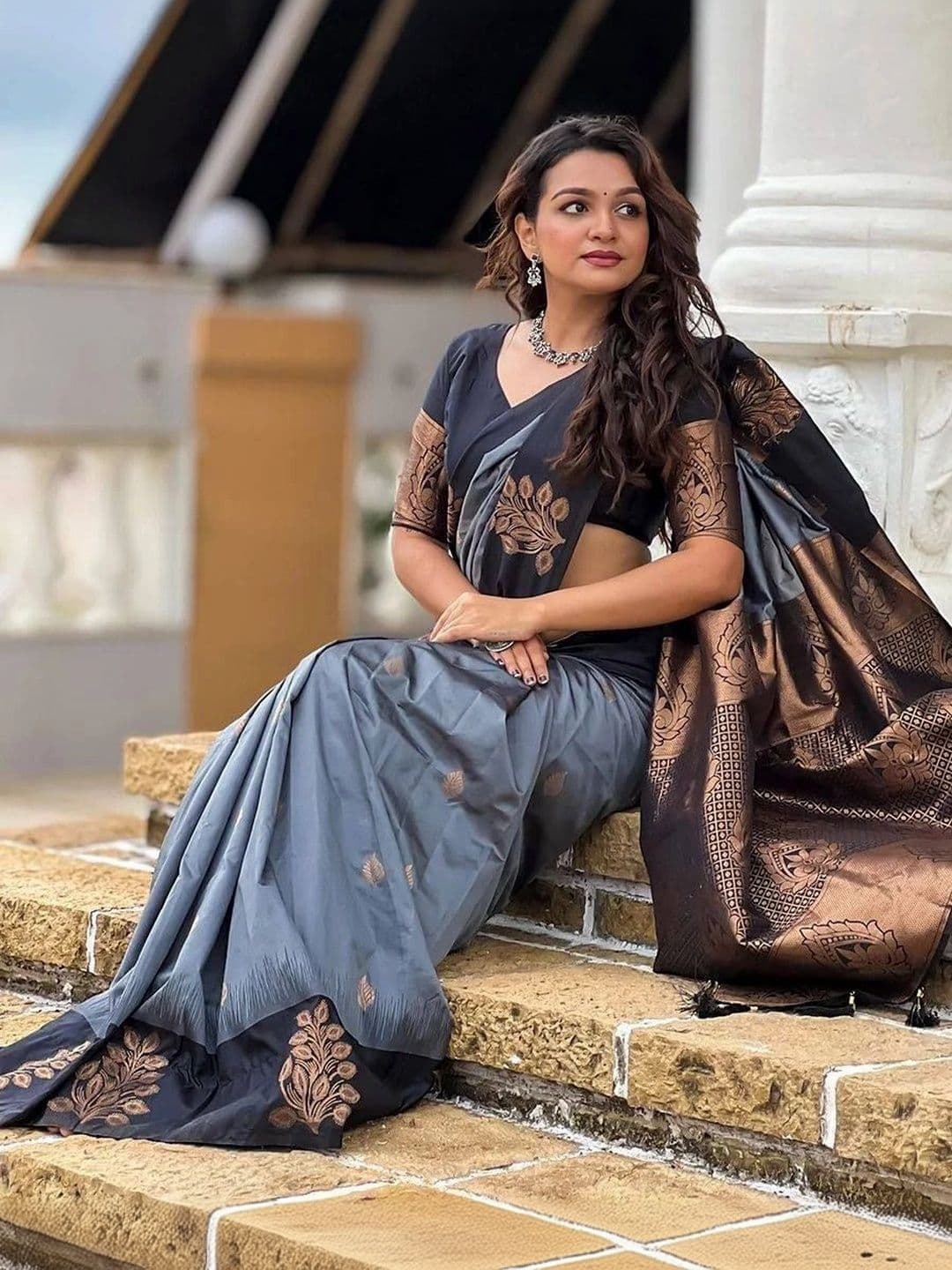 NARIVESH TRENDS Woven Design Zari Silk Cotton Saree thumbnail 3