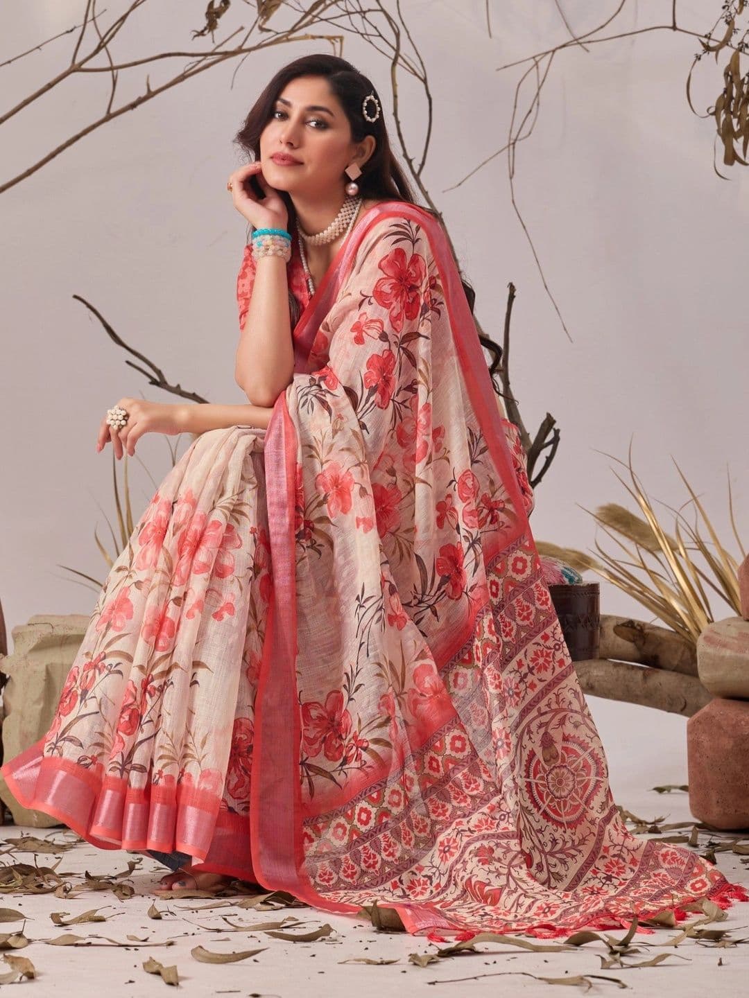 DIVASTRI Floral Linen Blend Designer Saree thumbnail 2