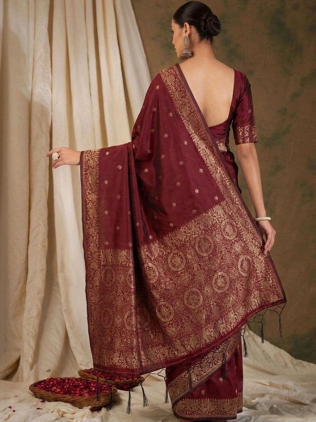 UMANTA Woven Design Zari Silk Blend Banarasi Saree thumbnail 4