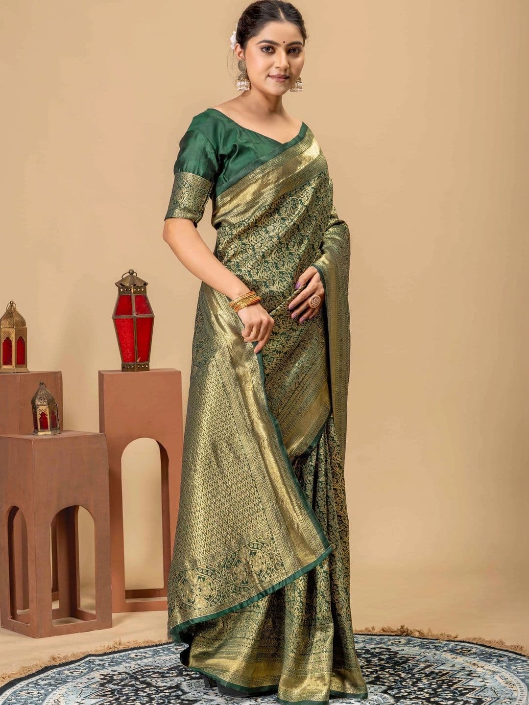 UMANTA Floral Silk Blend Banarasi Saree thumbnail 2