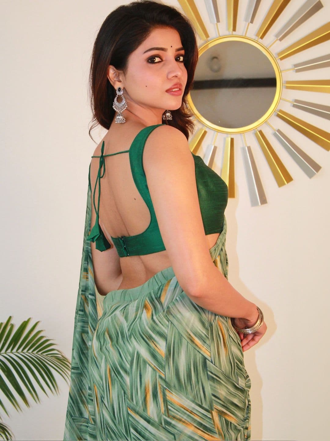 NARIVESH TRENDS Poly Georgette Saree thumbnail 3
