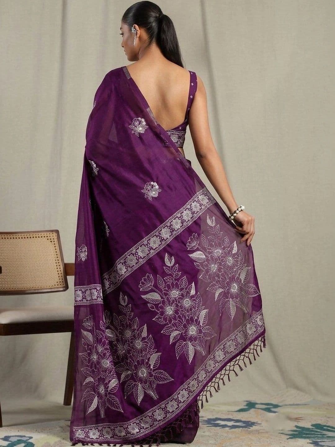 UMANTA Floral Embroidered Silk Blend Banarasi Saree thumbnail 2
