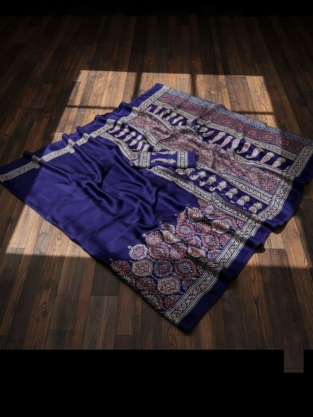 NARIVESH TRENDS Art Silk Saree thumbnail 3