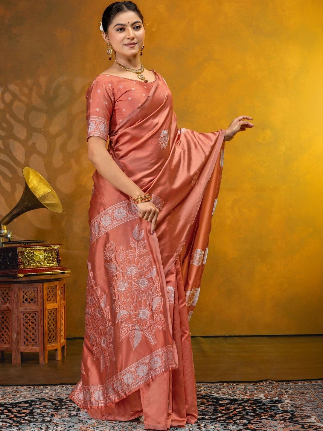 UMANTA Floral Silk Blend Banarasi Saree thumbnail 6