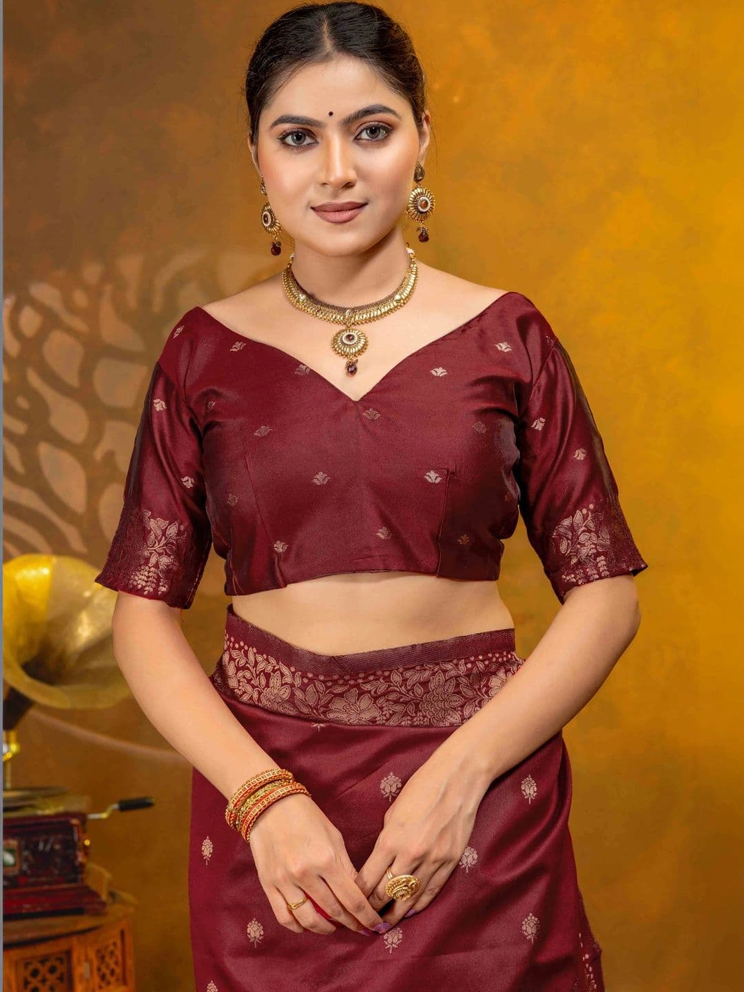 UMANTA Woven Design Zari Silk Blend Banarasi Saree thumbnail 4