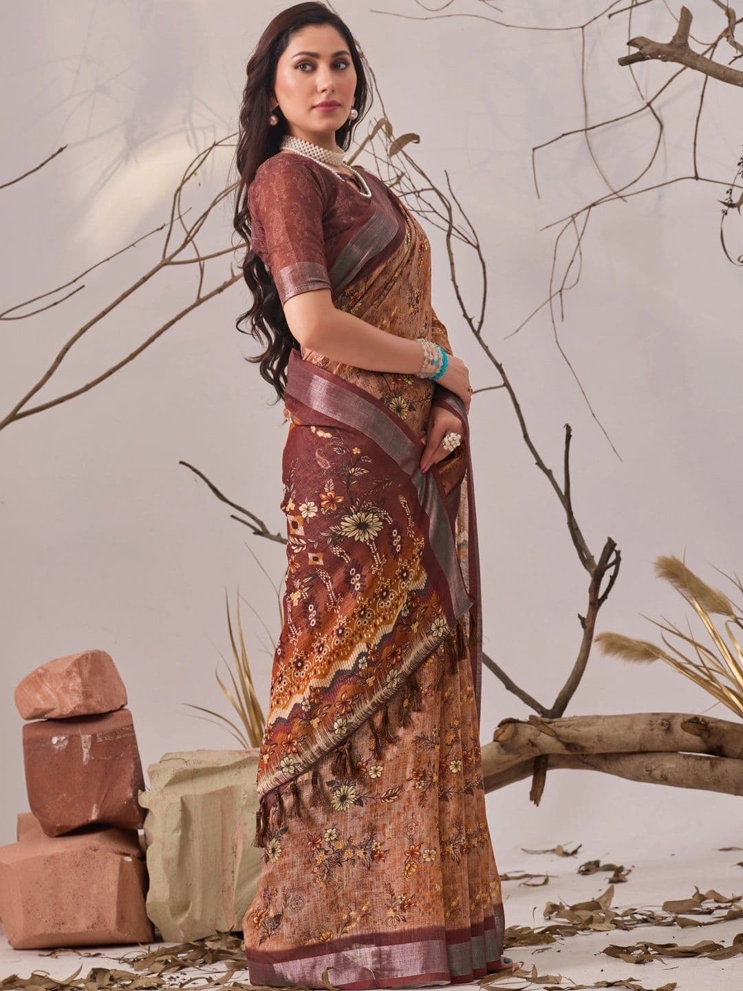 DIVASTRI Floral Linen Blend Designer Saree thumbnail 3
