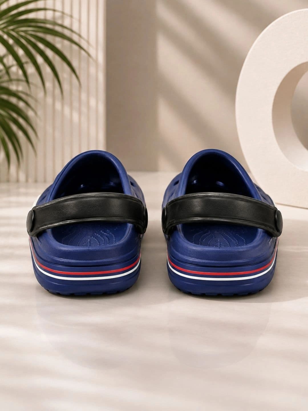glitchez Men Colourblocked Clogs thumbnail 4