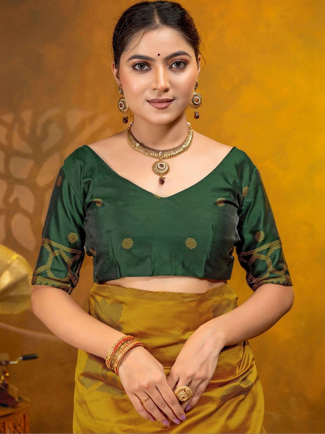 UMANTA Woven Design Zari Silk Blend Banarasi Saree thumbnail 5