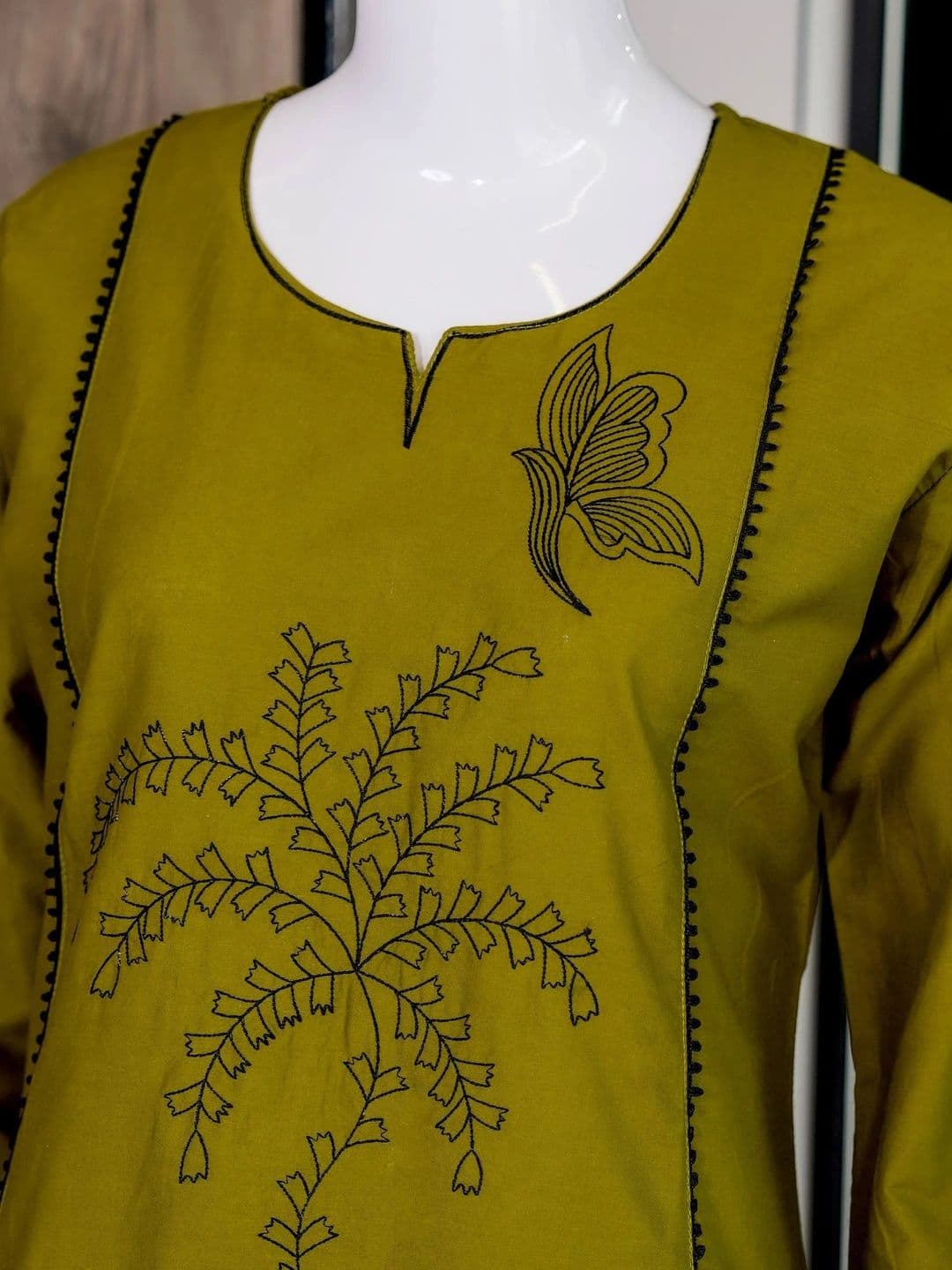 VASTRAHOUSE Women Ethnic Motifs Embroidered Regular Thread Work Kurti with Trousers thumbnail 5