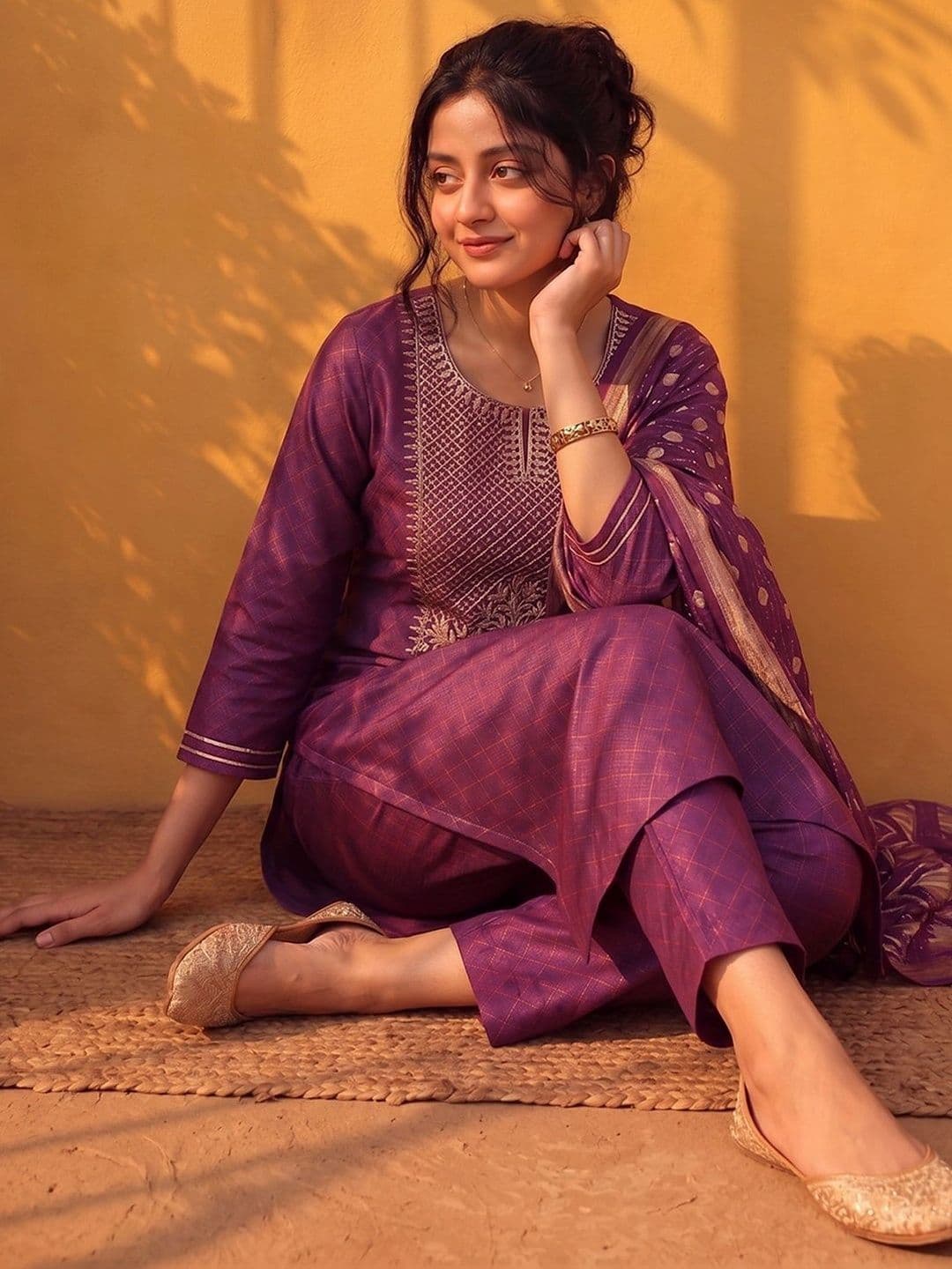 Varanga Women Ethnic Motifs Embroidered Regular Gotta Patti Kurta with Trousers & With Dupatta - view 1