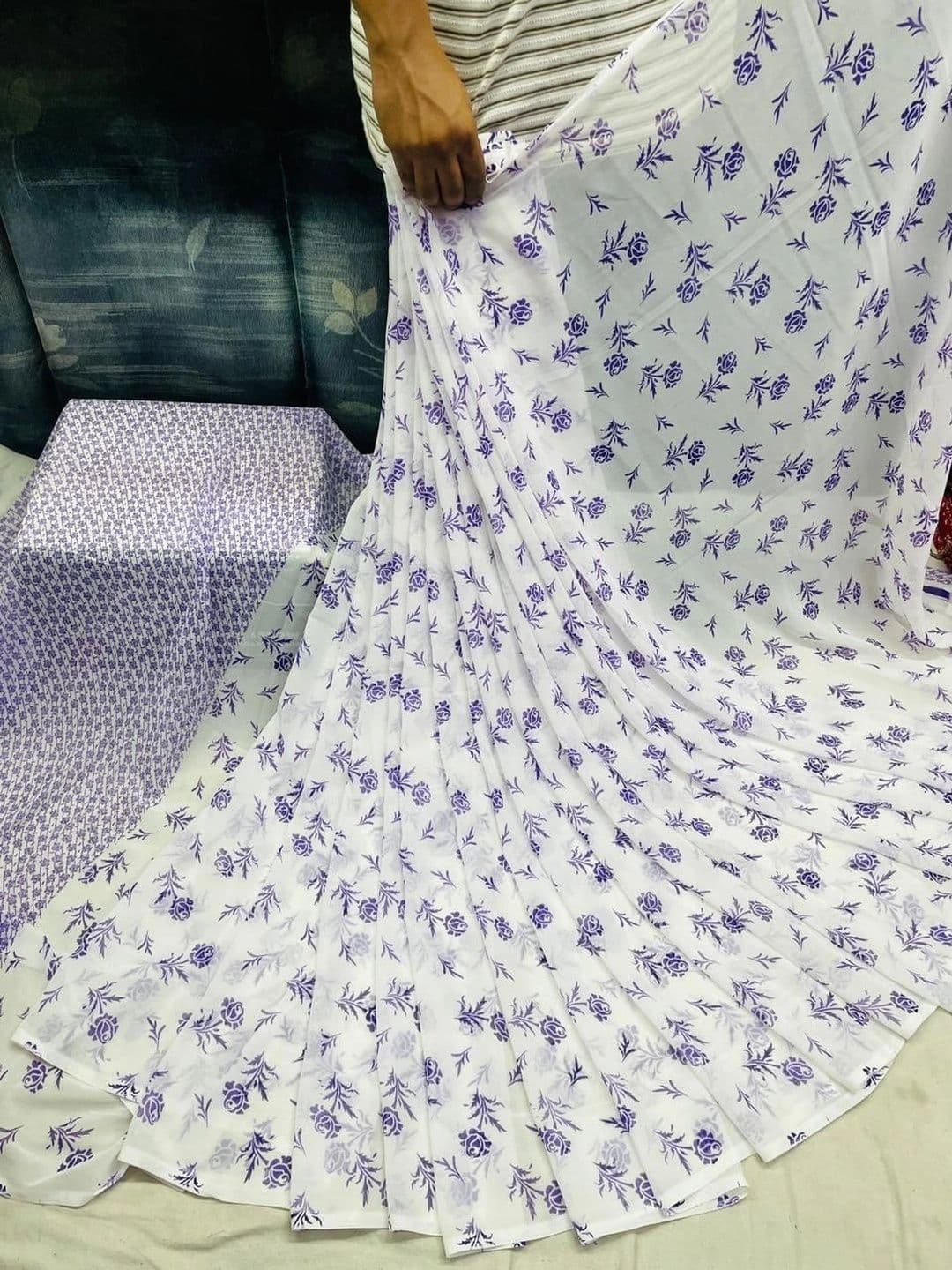 NARIVESH TRENDS Floral Poly Georgette Saree thumbnail 3
