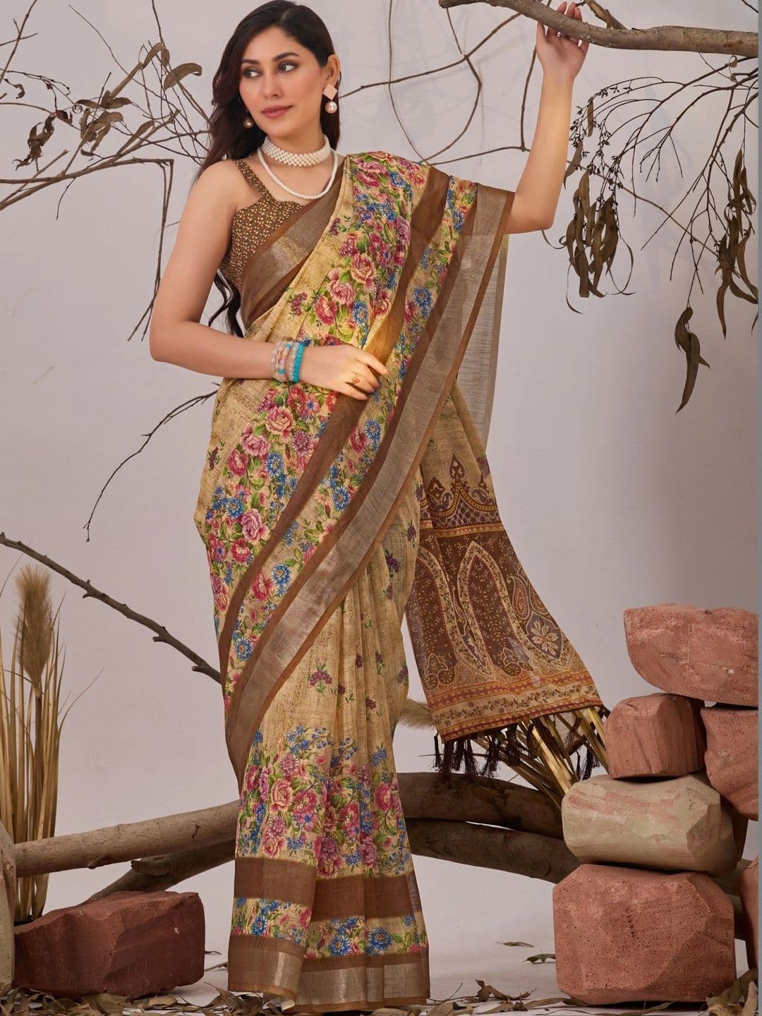 DIVASTRI Floral Linen Blend Designer Saree thumbnail 5