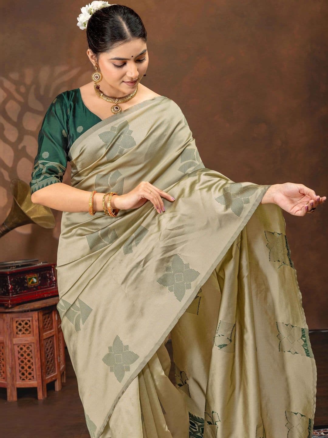 UMANTA Zari Silk Blend Banarasi Saree thumbnail 4