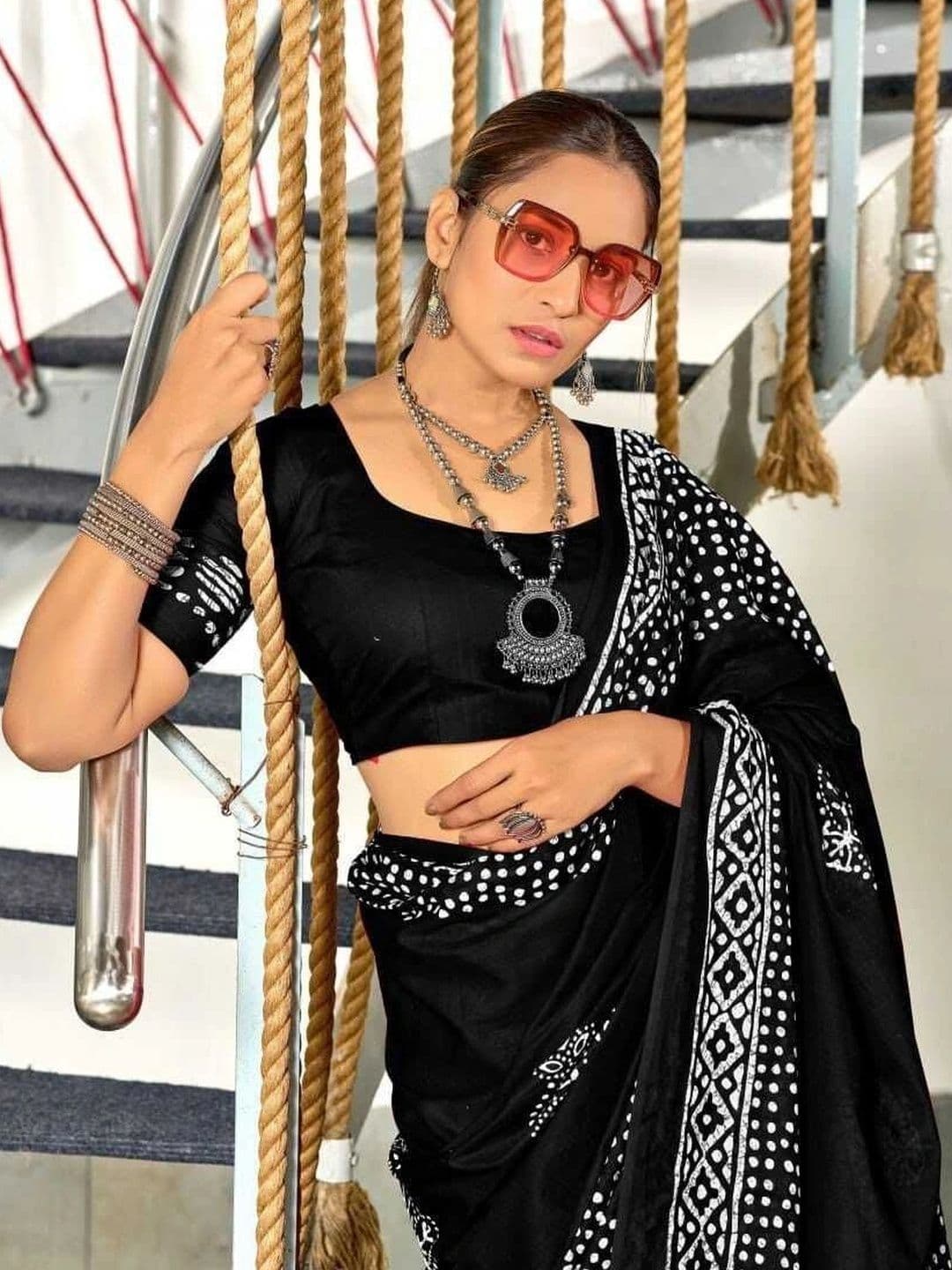 MITITA FASHION Women's Abstract Geometric Block Print Saree with Unstitched Blouse thumbnail 3