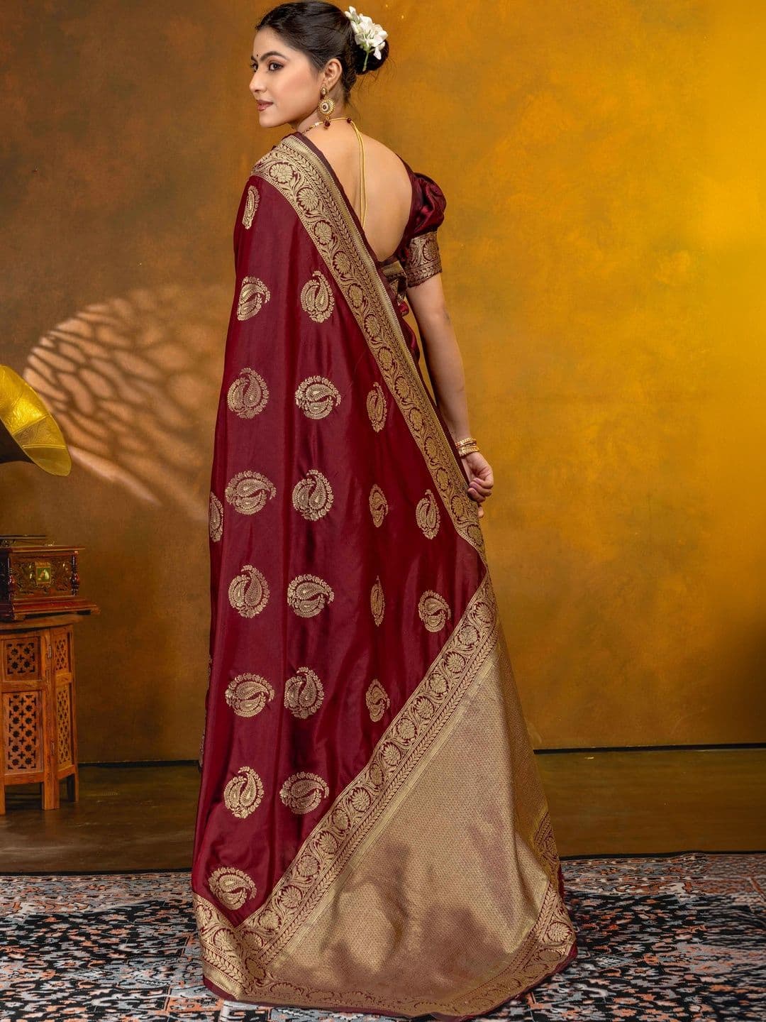 UMANTA Woven Design Zari Silk Blend Banarasi Saree thumbnail 3