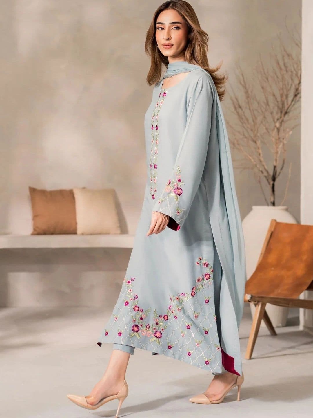 Tankori Women Floral Embroidered Regular Thread Work Chanderi Silk Kurta with Trousers & With Dupatta thumbnail 3