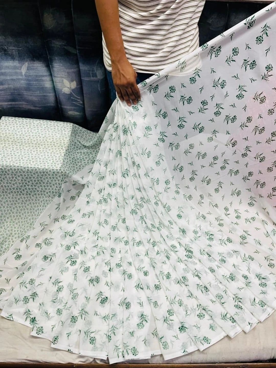 NARIVESH TRENDS Floral Poly Georgette Saree thumbnail 3