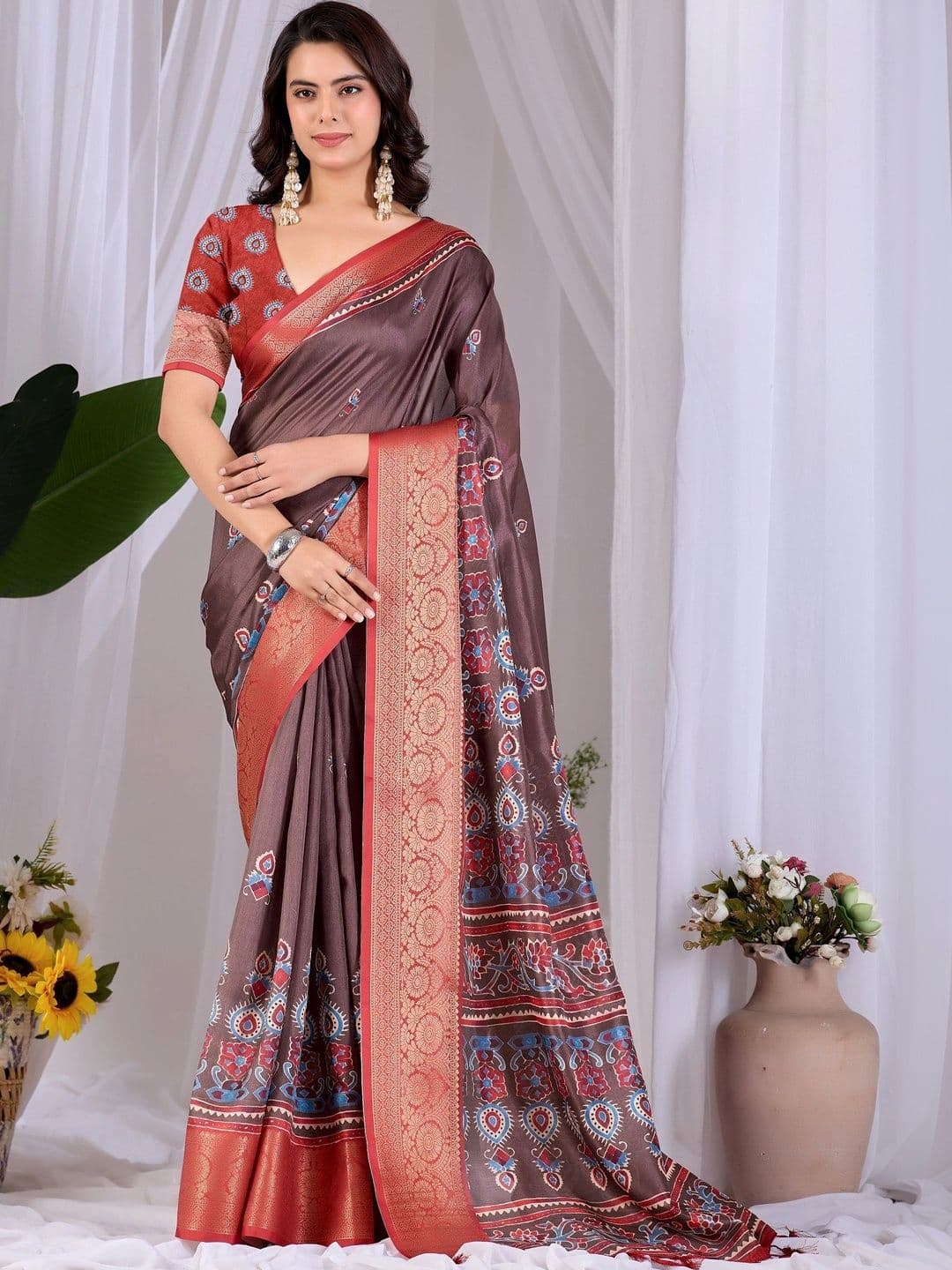 DIVASTRI Paisley Zari Silk Blend Designer Saree - view 1