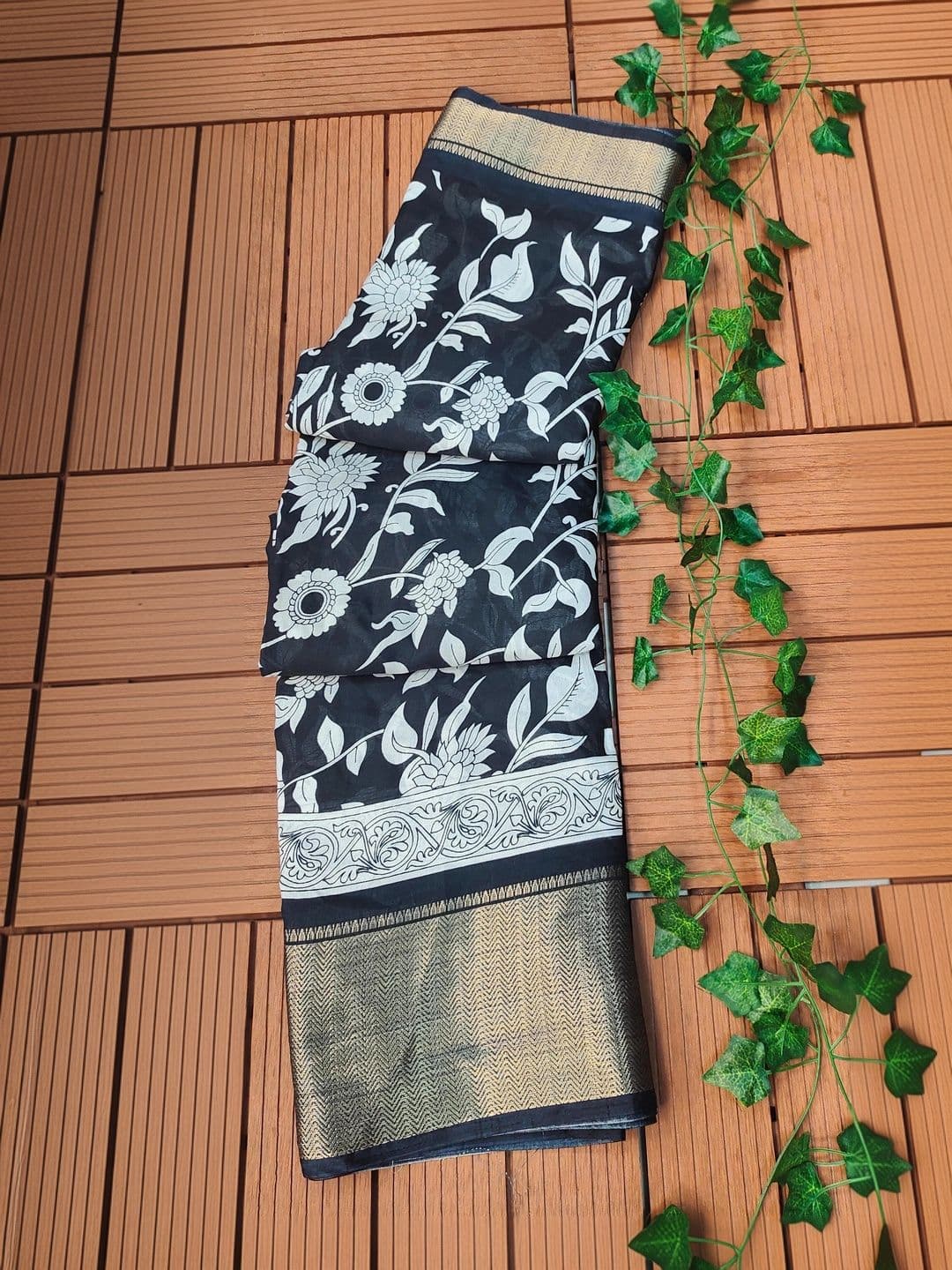 NARIVESH TRENDS Kalamkari Zari Silk Blend Saree thumbnail 5