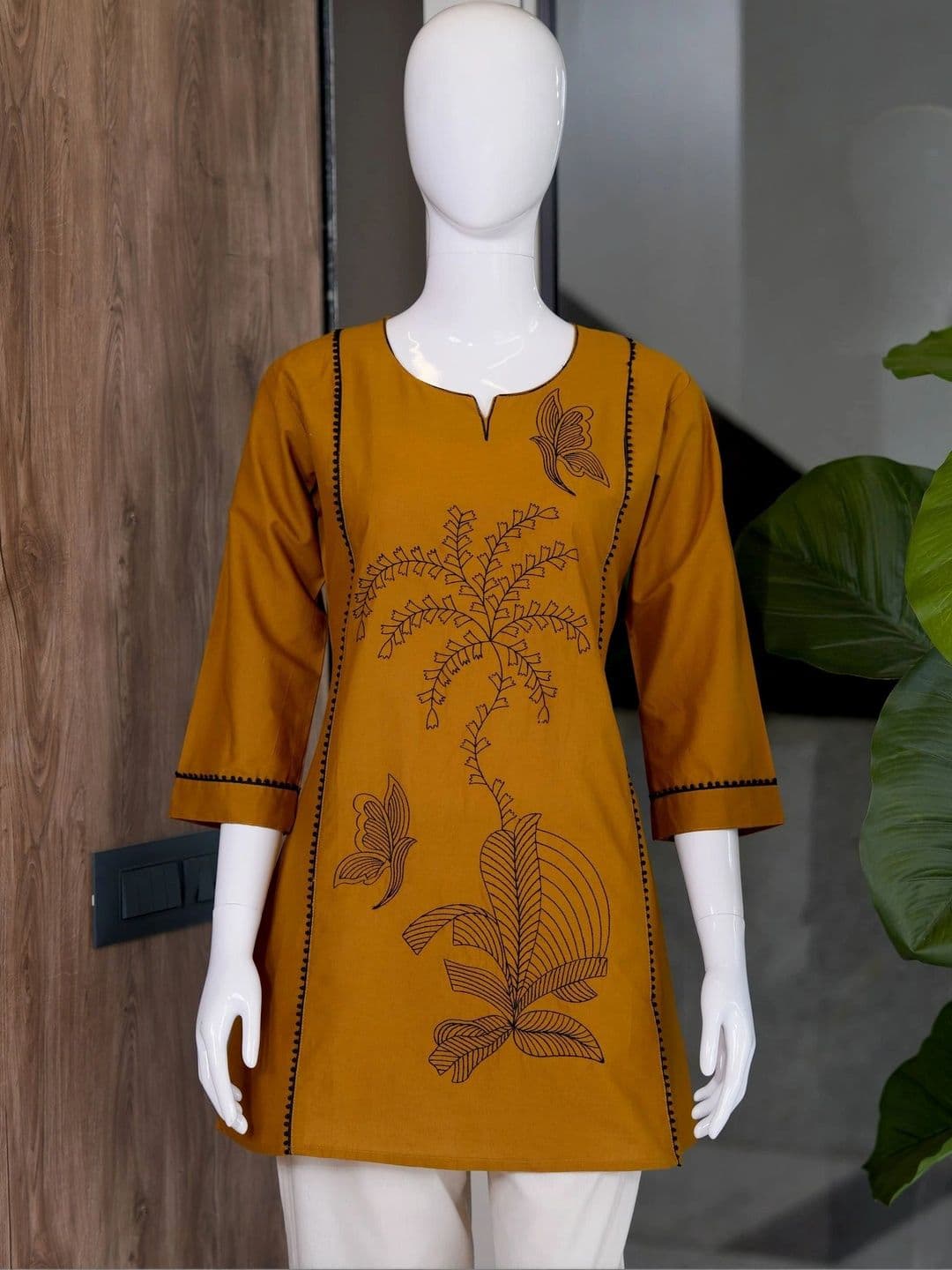 VASTRAHOUSE Women Embroidered Regular Thread Work Kurta with Trousers thumbnail 5