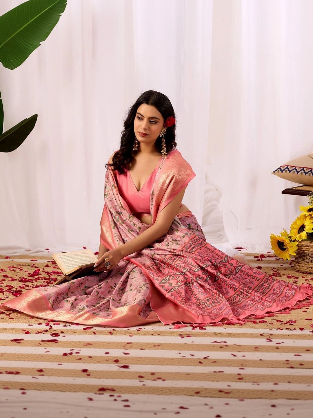 DIVASTRI Floral Zari Silk Blend Designer Saree thumbnail 4
