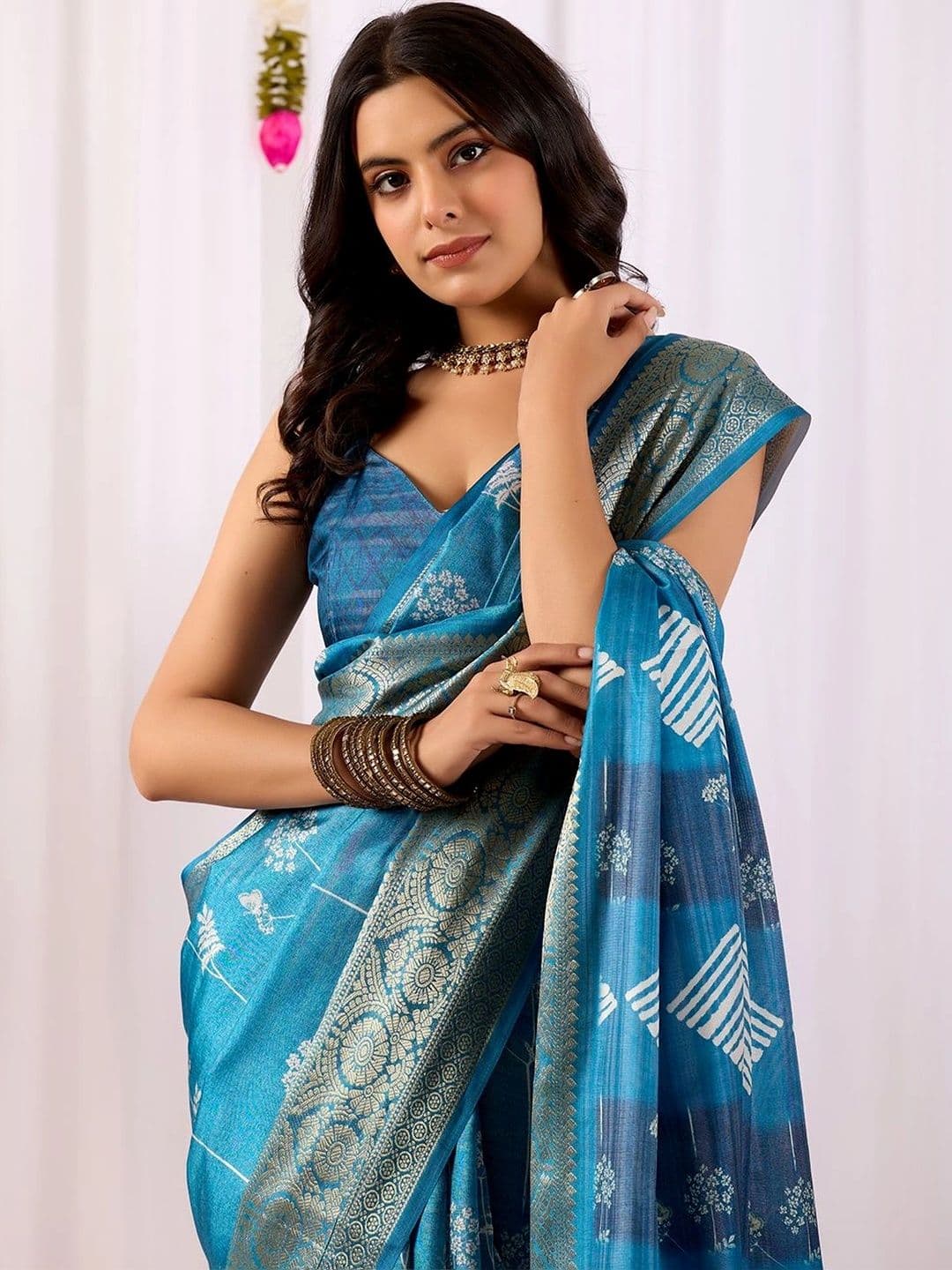 DIVASTRI Floral Zari Silk Blend Designer Saree thumbnail 4