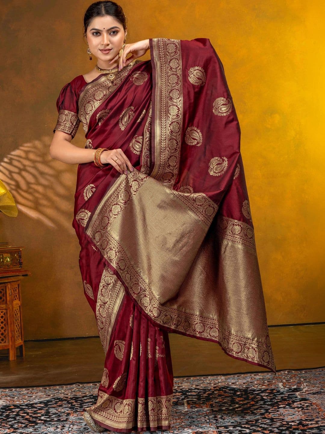 UMANTA Woven Design Zari Silk Blend Banarasi Saree thumbnail 4