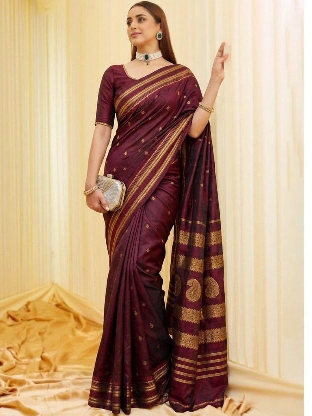 UMANTA Floral Zari Silk Blend Banarasi Saree - view 1