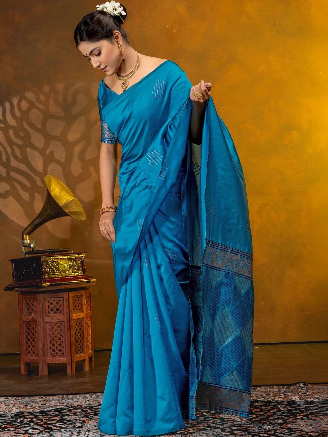 UMANTA Woven Design Zari Silk Blend Banarasi Saree thumbnail 5