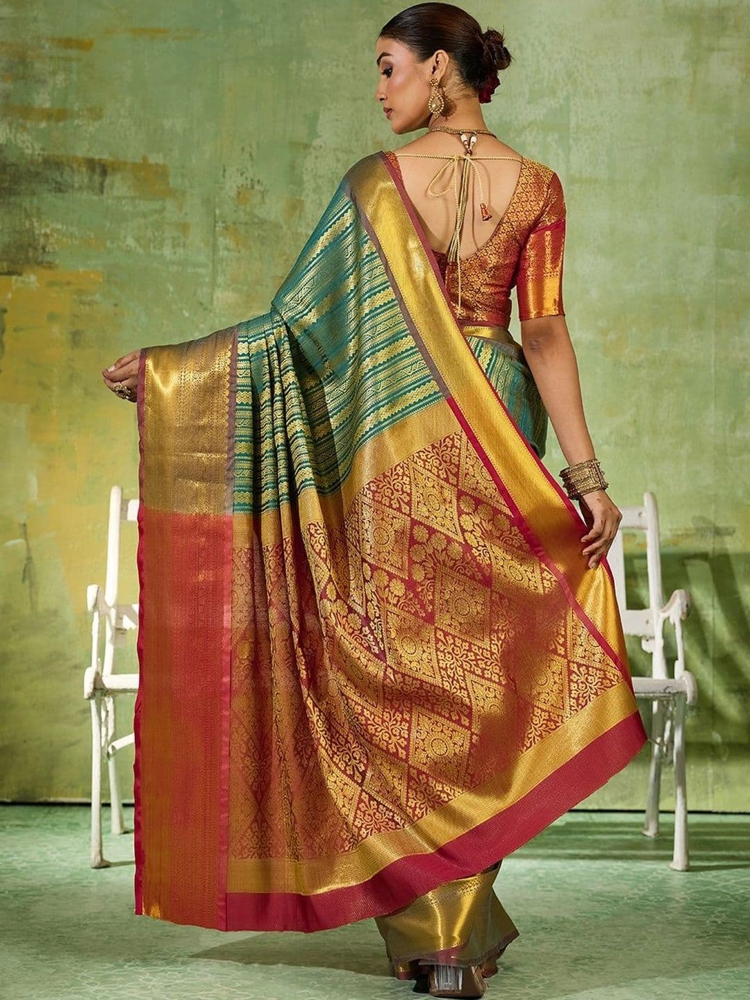 Sutriti Woven Design Zari Silk Blend Kanjeevaram Saree thumbnail 3