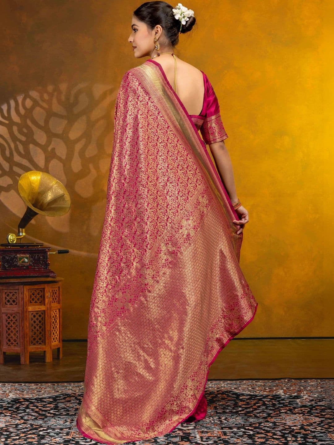 UMANTA Woven Design Zari Silk Blend Banarasi Saree thumbnail 4