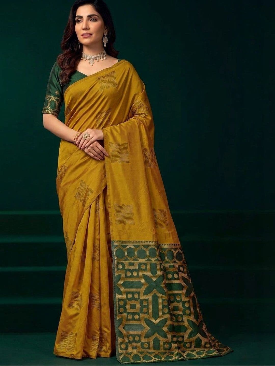 UMANTA Woven Design Zari Silk Blend Banarasi Saree thumbnail 4