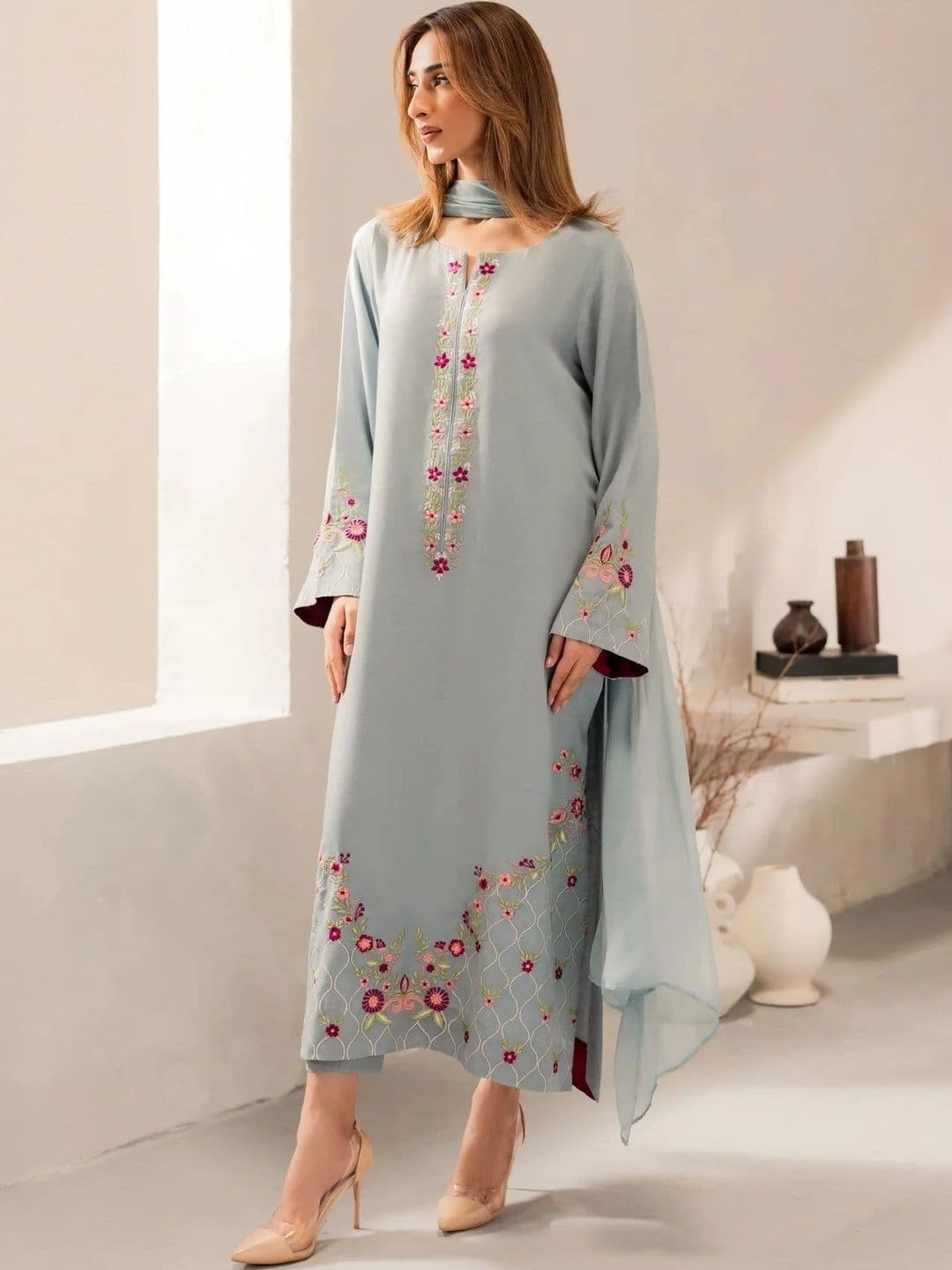 Tankori Women Floral Embroidered Regular Thread Work Chanderi Silk Kurta with Trousers & With Dupatta thumbnail 4
