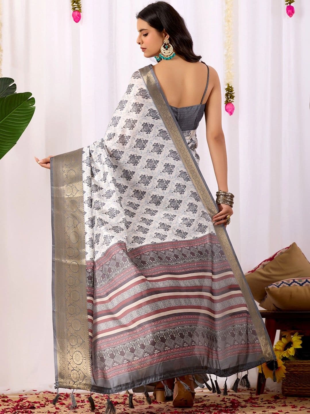Mitera Ethnic Motifs Zari Silk Blend Designer Saree thumbnail 2
