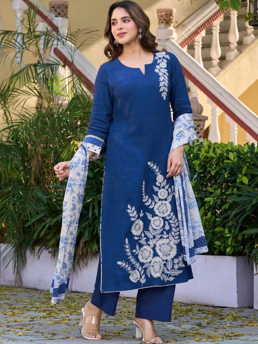 VASTRAPEDIA Women Floral Embroidered Regular Thread Work Pure Cotton Kurta with Trousers & With Dupatta thumbnail 6