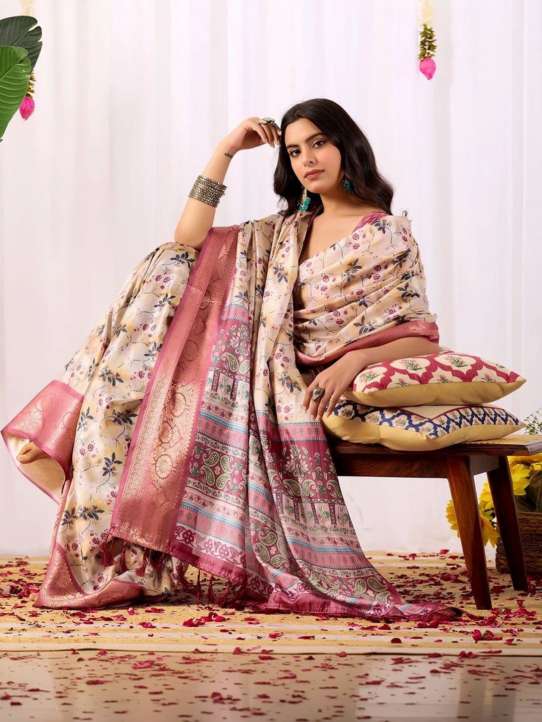 Mitera Floral Zari Silk Blend Designer Saree thumbnail 3